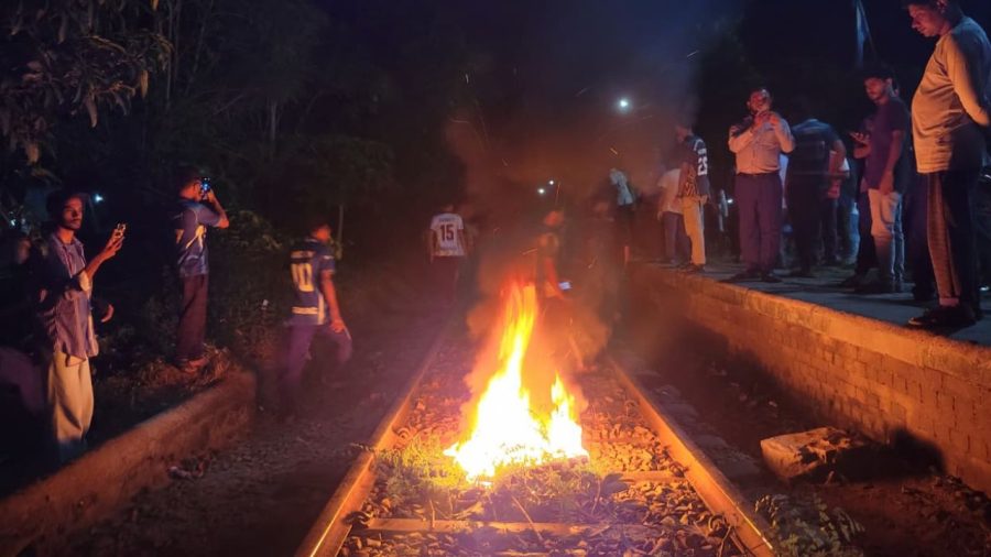 RU students block railway line after alleged ansar assault