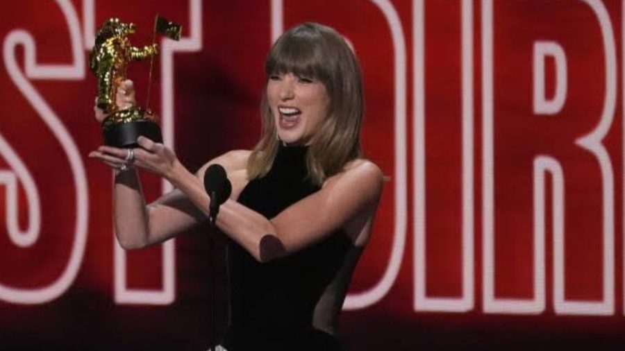 Taylor Swift dedicates Video of the Year to Dolly Parton