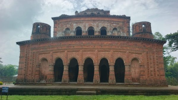 Terracotta tales of Hatikumrul Navaratna Temple