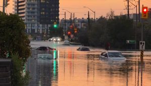 Storm hits Toronto, cuts power to thousands