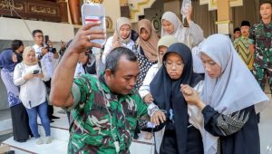 1,700 fall sick in Indonesia this week from free school meals