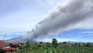Indonesia shuts 8 airports after Anak Krakatau volcano eruption