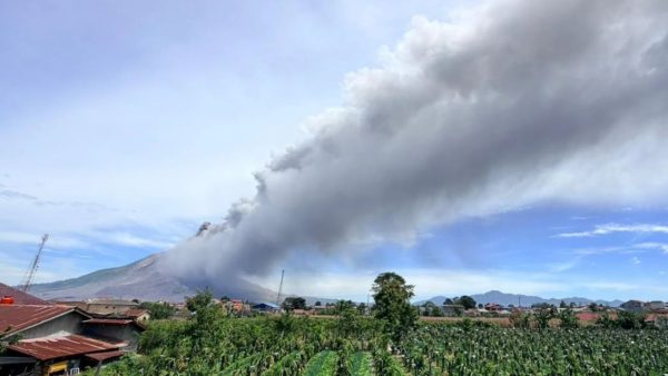 Indonesia shuts 8 airports after Anak Krakatau volcano eruption