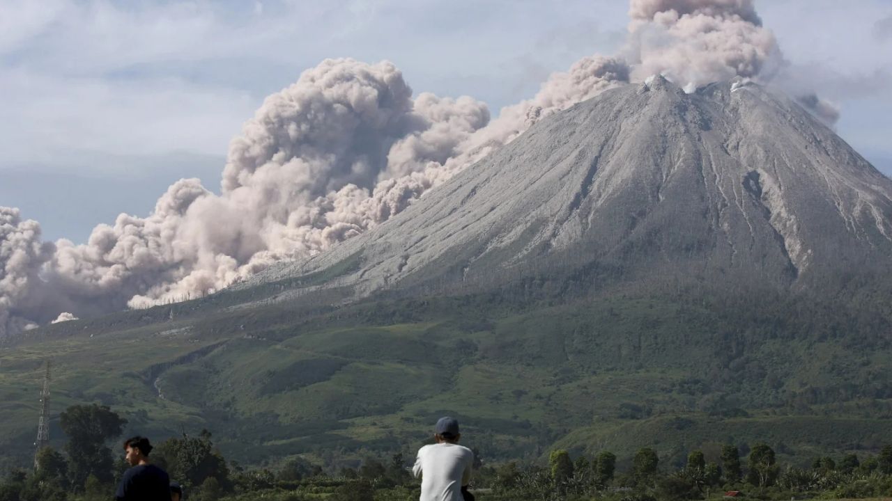 Indonesia raises alert after Mount Sinabung eruption