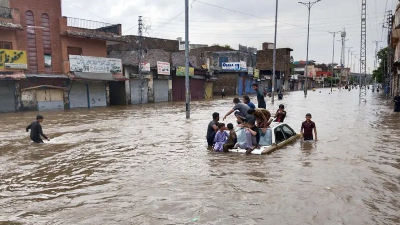 Record downpour paralyses Islamabad, Rawalpindi as rain intensifies