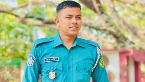 Constable dies after being hit by minibus while chasing mugger