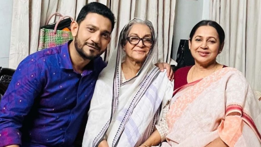 ‘Amader Songsar’ reaches 50 episodes amid family drama revival
