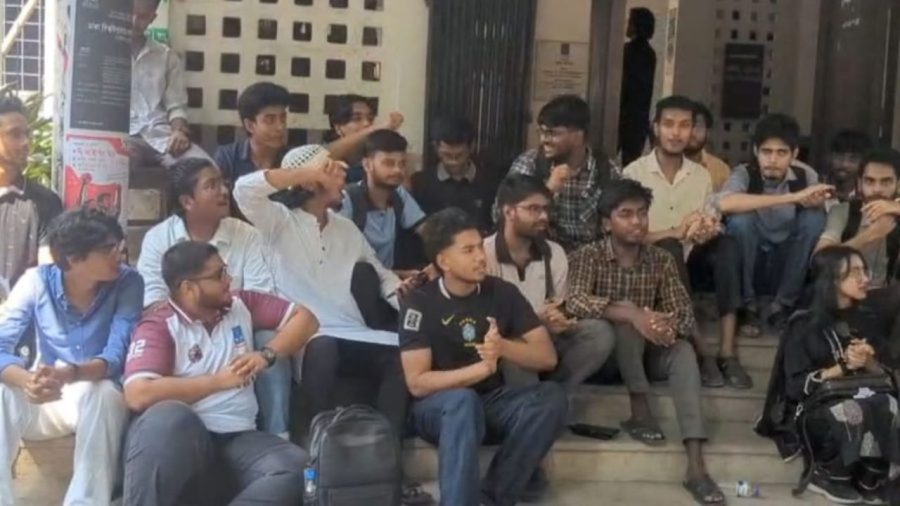 DU students stage sit-in at proctor’s office over 7 demands