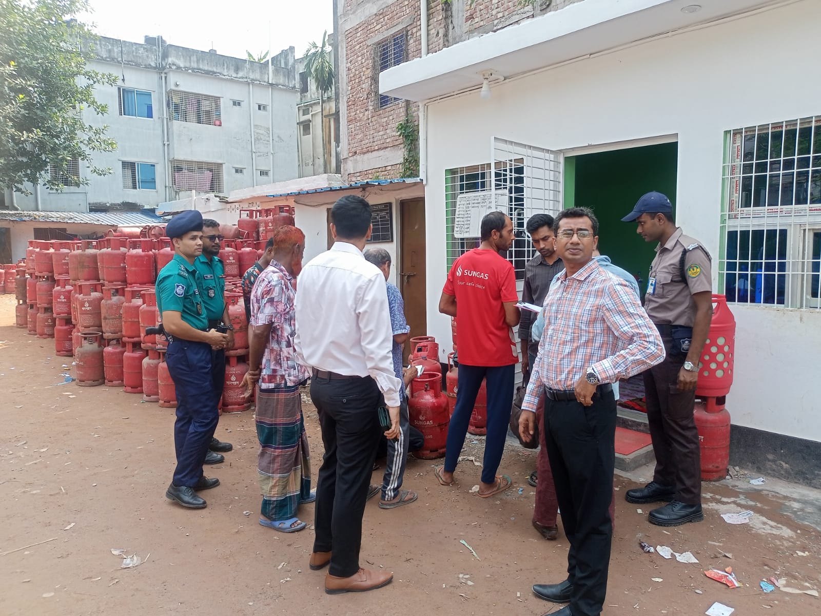 Dhaka gas cylinder drives