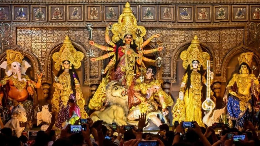 Temples, puja mandaps abuzz as devotees celebrate Maha Saptami