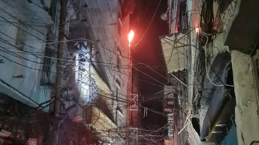 2 firefighters injured while battling Chawkbazar blaze