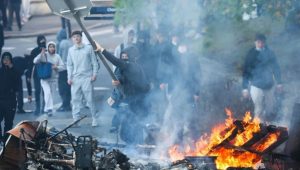 French PM denies orders to confront student protesters