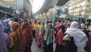 Garment workers block Mirpur roads over Tk30,000 wage demand