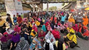 Garment workers again block road, demand Tk30,000 wage