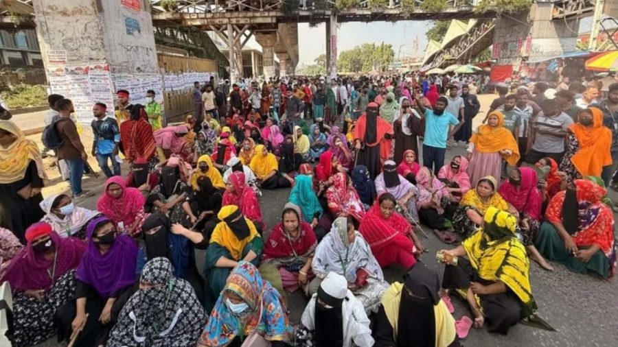Garment workers again block road, demand Tk30,000 wage