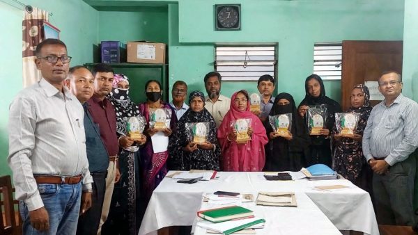 Grameen Bank awards Baudouin Prize to 240 members, 40 staff