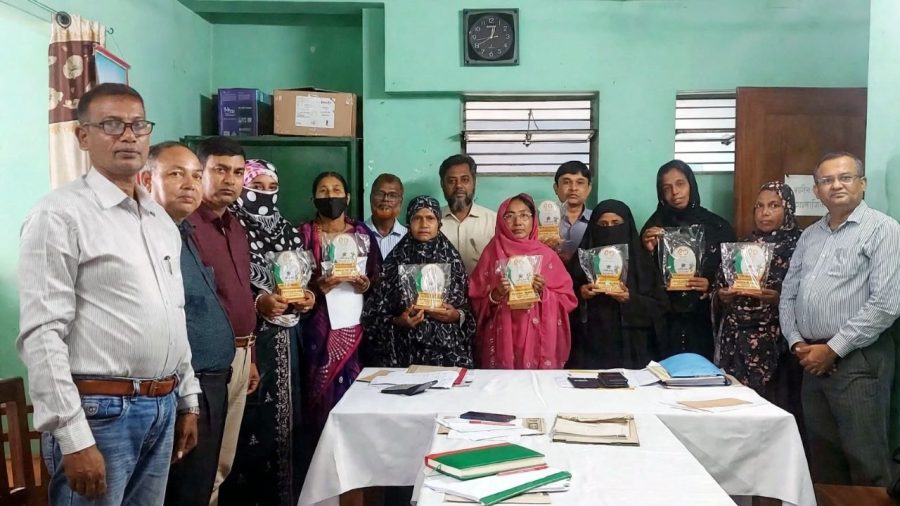 Grameen Bank awards Baudouin Prize to 240 members, 40 staff