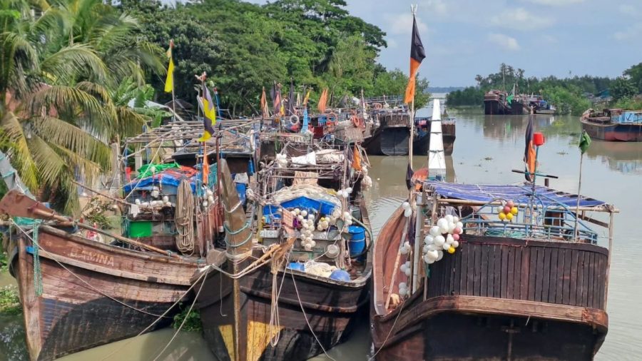 Hilsa ban ends, but rough seas keep Bagerhat fishermen ashore
