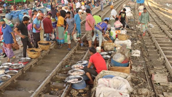 Out of centre, into chaos: Traders, experts divided over Karwan Bazar relocation