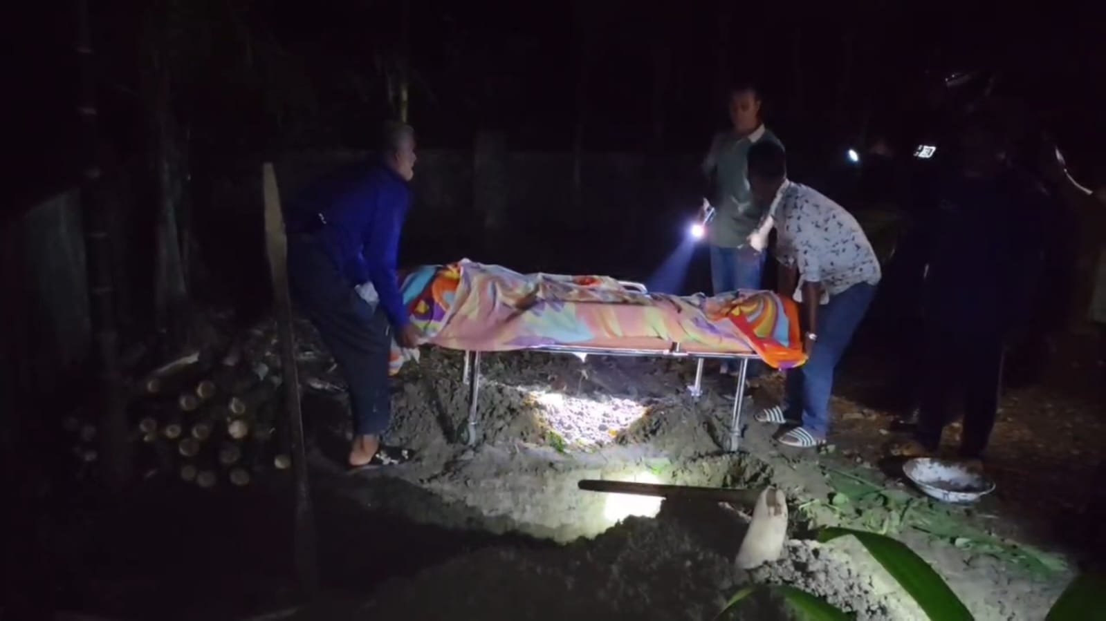 Manik Pashari burial completed at his home in Pirojpur