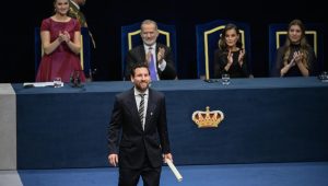 Messi receives top Spanish award from heir to throne