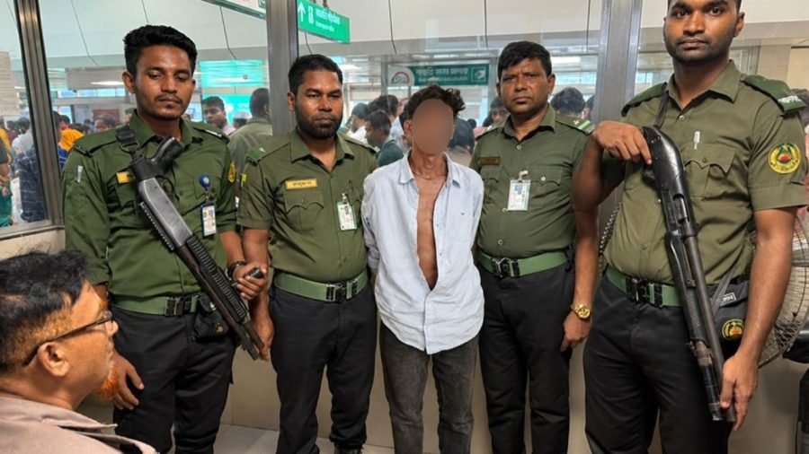 Mugger held red-handed at Motijheel Metro Station