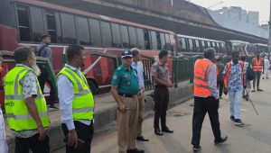 Transport workers join efforts to ease traffic jam in Mohakhali