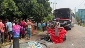 Seven killed as bus hits auto-rickshaw in Mymensingh