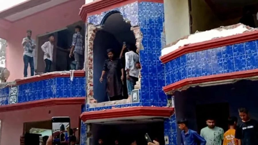 Mob demolishes accused rapist’s house in Pabna, loots soil to dig pond