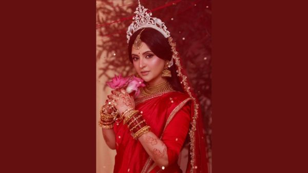 Pori Moni embraces the divine in Maa Durga avatar
