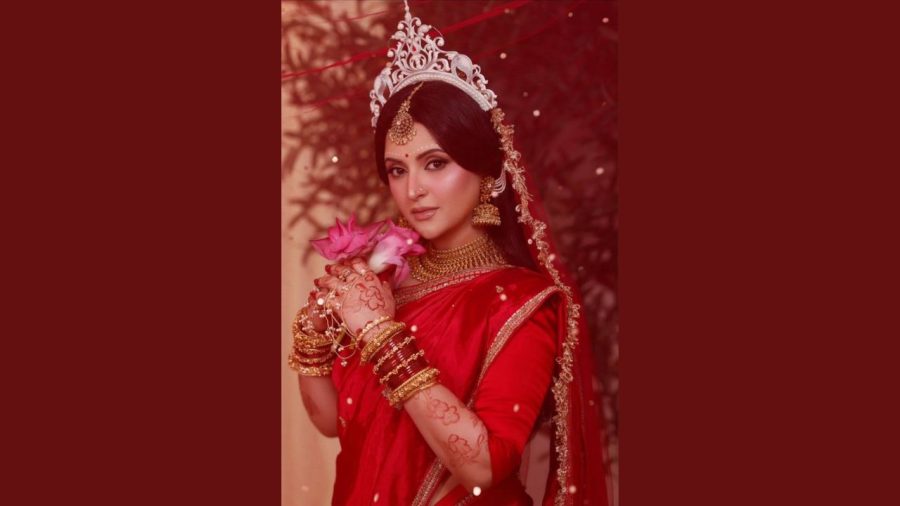 Pori Moni embraces the divine in Maa Durga avatar