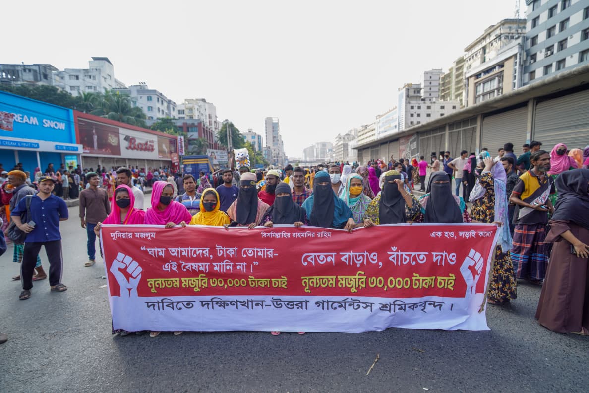 Garment Workers Block Uttara Road, Halting Traffic Again