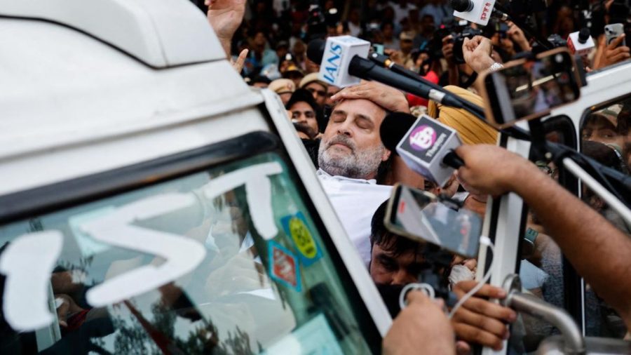Gandhi siblings dragged into bus after refusing to leave Delhi road