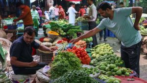 Vegetable prices fall, farmers fear losses
