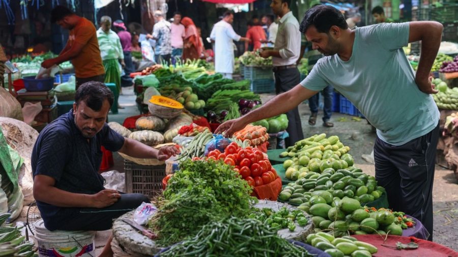 Vegetable prices fall, farmers fear losses