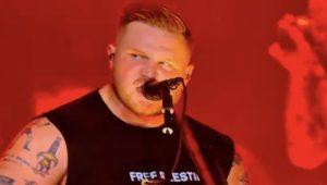 What did Zach Bryan’s concert outfit say about Palestine?