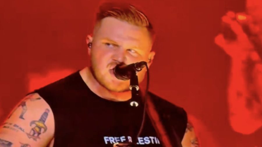 What did Zach Bryan’s concert outfit say about Palestine?