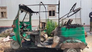 Auto-rickshaw torched in Sirajganj