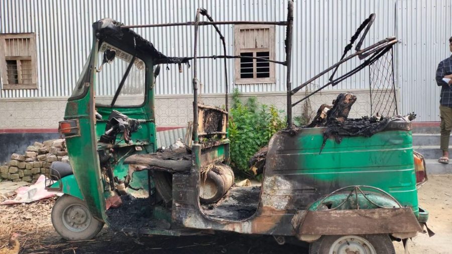 Auto-rickshaw torched in Sirajganj