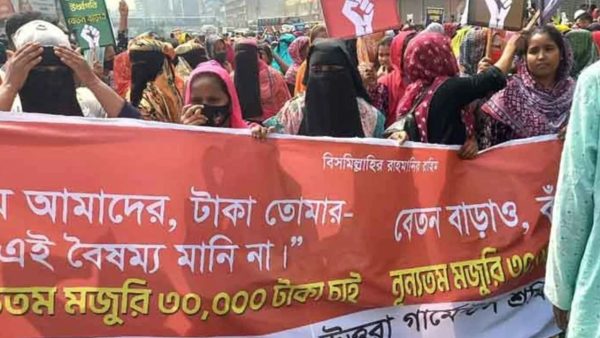 Garment workers block Uttara road demanding Tk30,000 wage