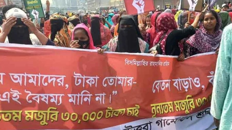 Garment workers block Uttara road demanding Tk30,000 wage