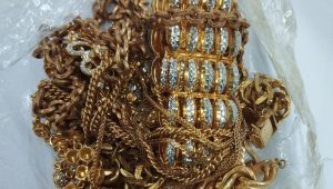 Gold, iPhone worth Tk1.39cr seized at Dhaka, Chattogram airports