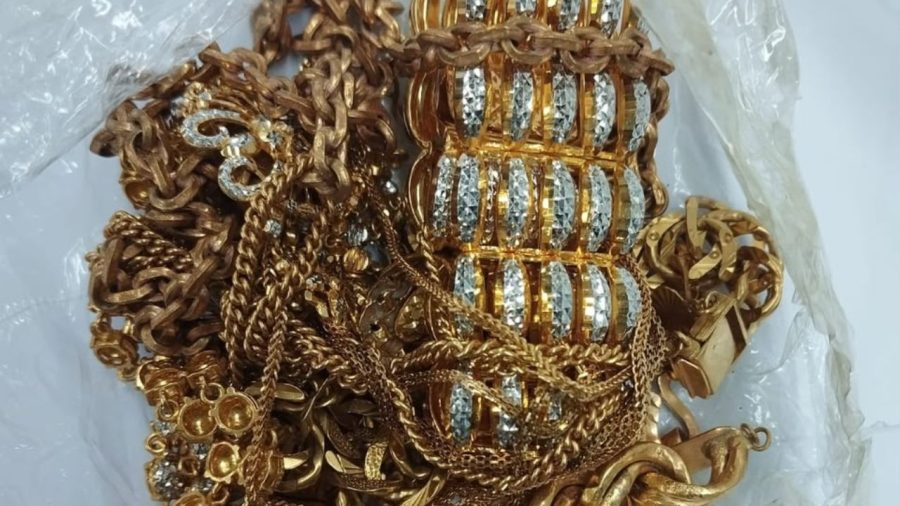 Gold, iPhone worth Tk1.39cr seized at Dhaka, Chattogram airports