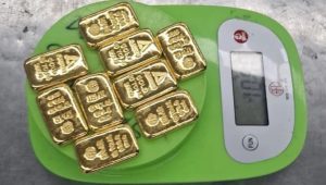 1kg gold seized from Biman staff at airport