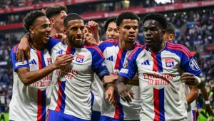 Lyon down Palace in Europa League, Sunderland leave it late