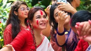 Meher Afroz Shaon joins friends for Bijoya Dashami celebrations