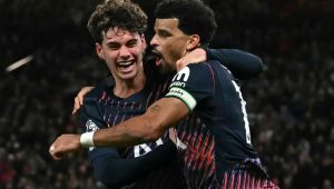 10-man Tottenham strike back to hold Man Utd